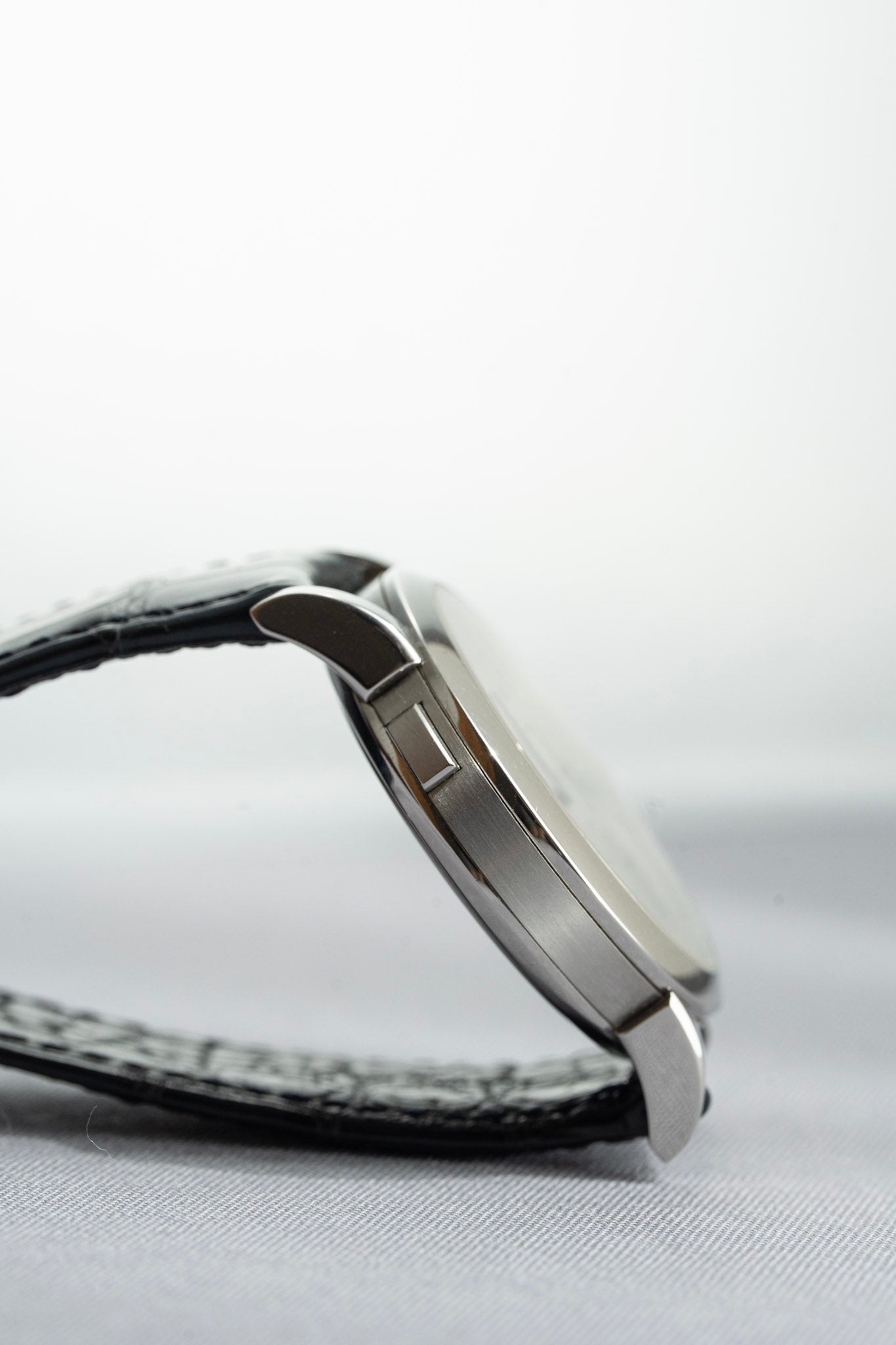 Sideview of Lange 1 in stainless steel