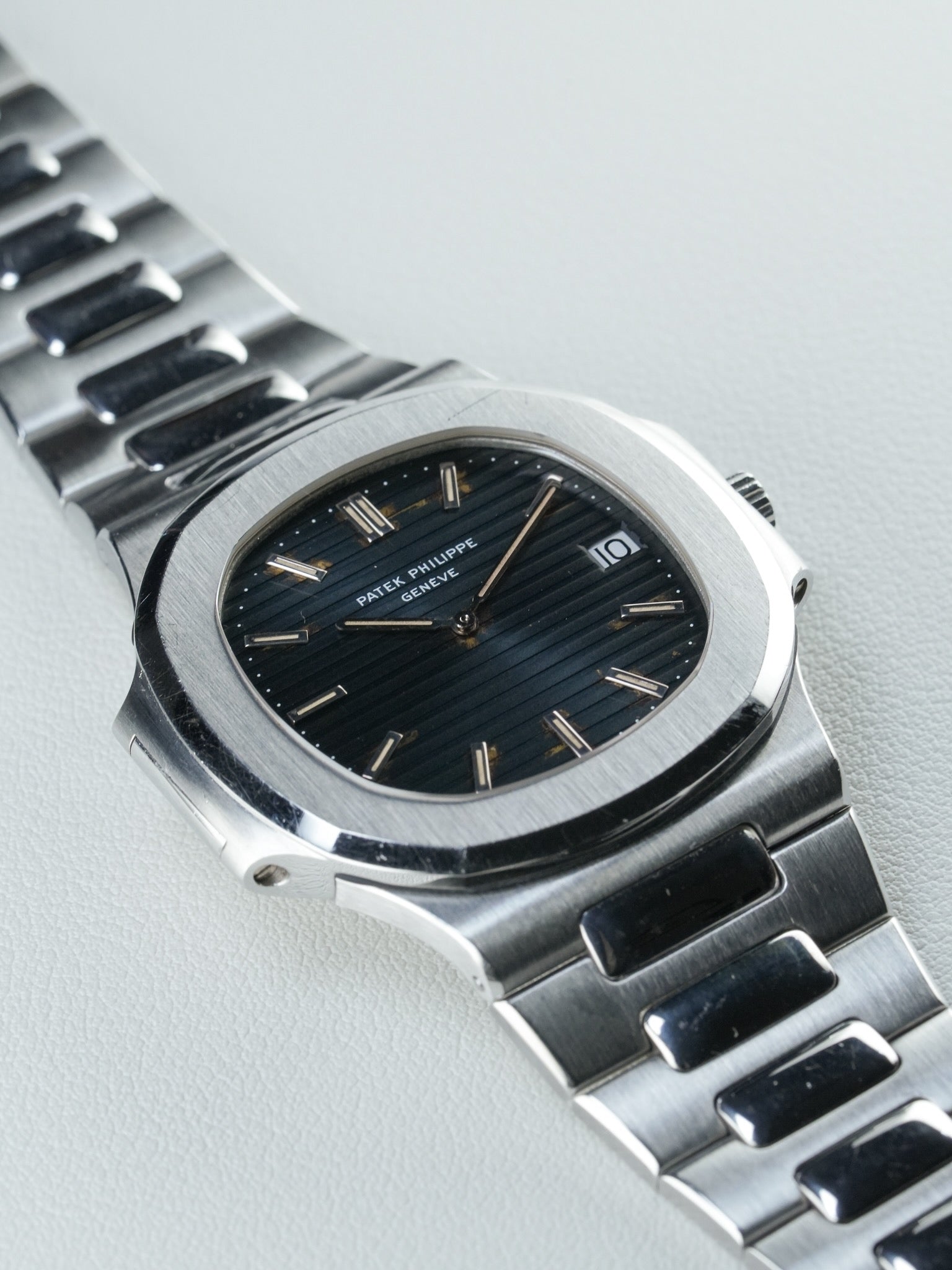 Sideview of Patek Philippe Nautilus ref.3700 in Stainless Steel