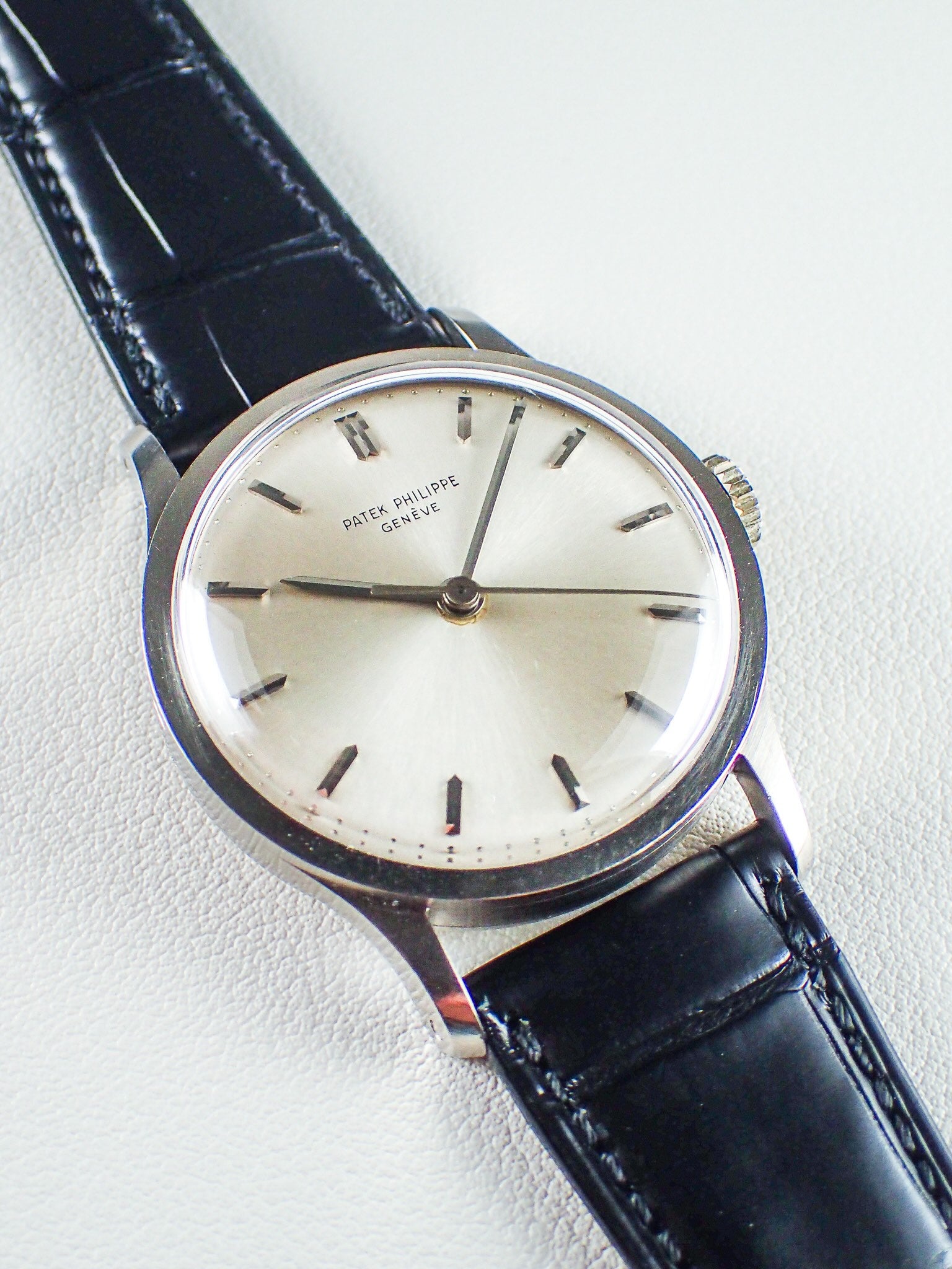 Sideview of Patek Philippe Calatrava ref.570 in White Gold
