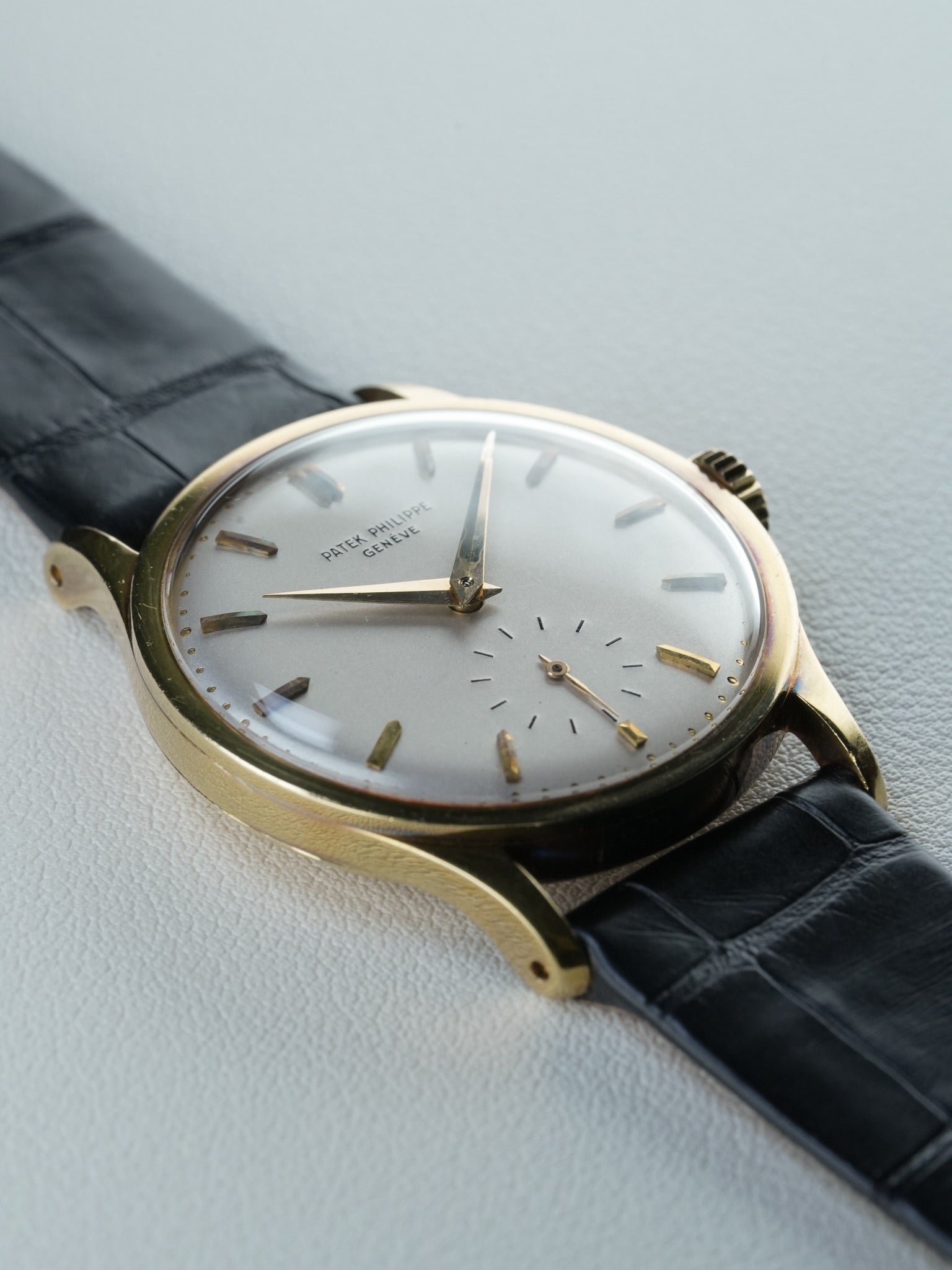 Side view of Patek Philippe Calatrava ref.570 in Yellow Gold, Antimagnetic 