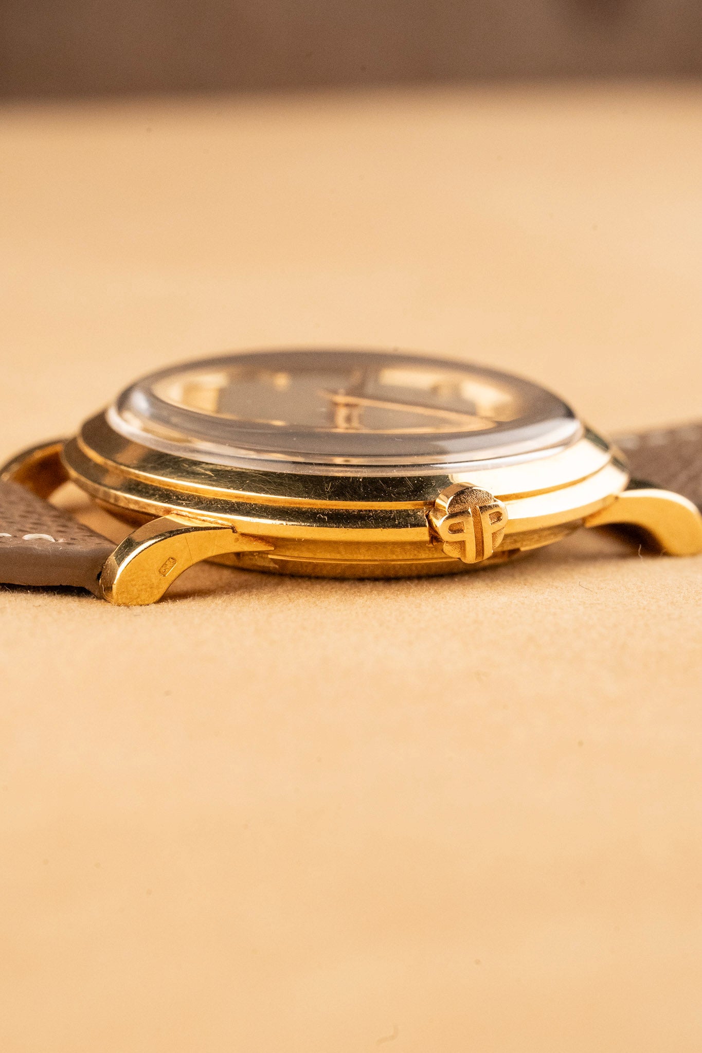 sideview of Patek Philippe 2552