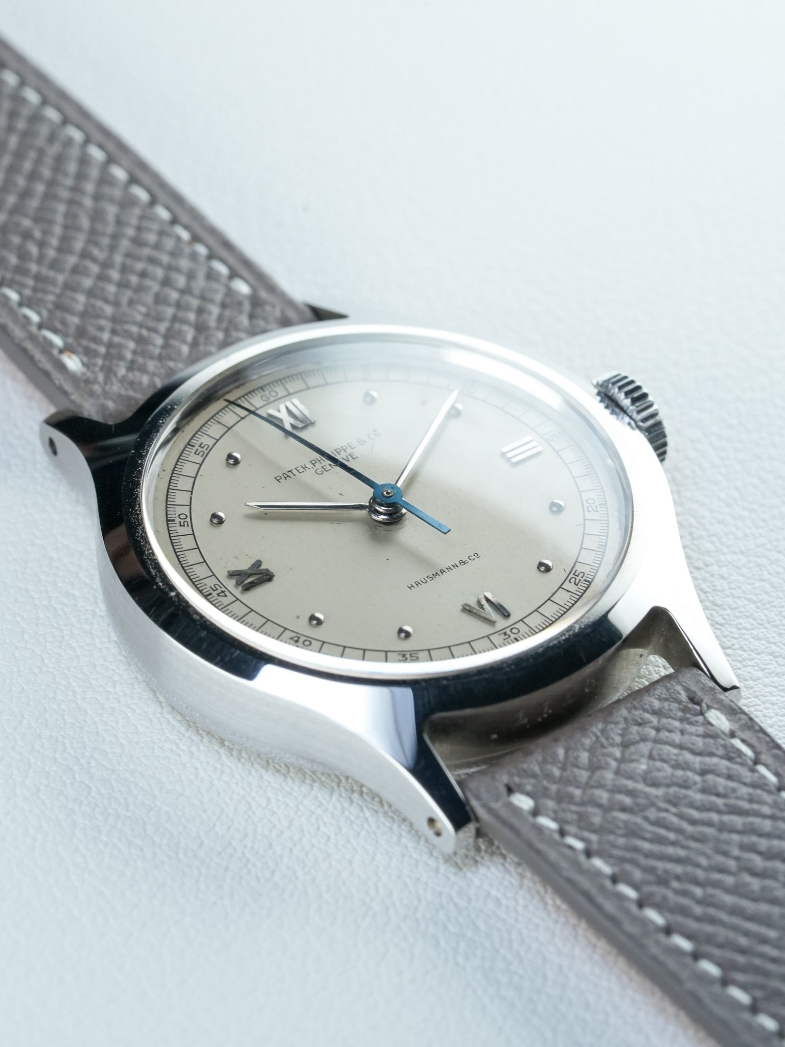 the bezel of Patek Philippe 565 vintage watch