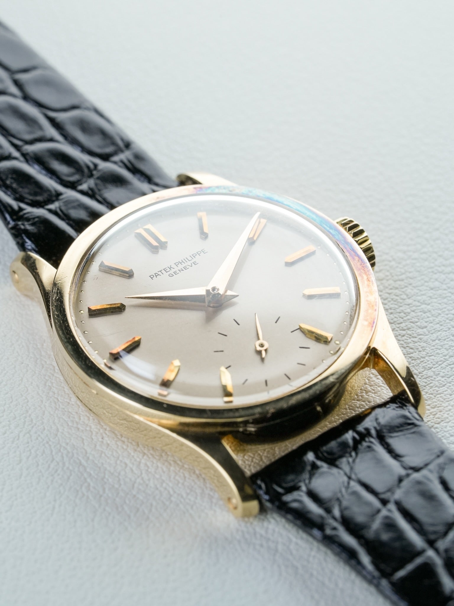 Side view of Patek Philippe ref.96 in Yelllow Gold