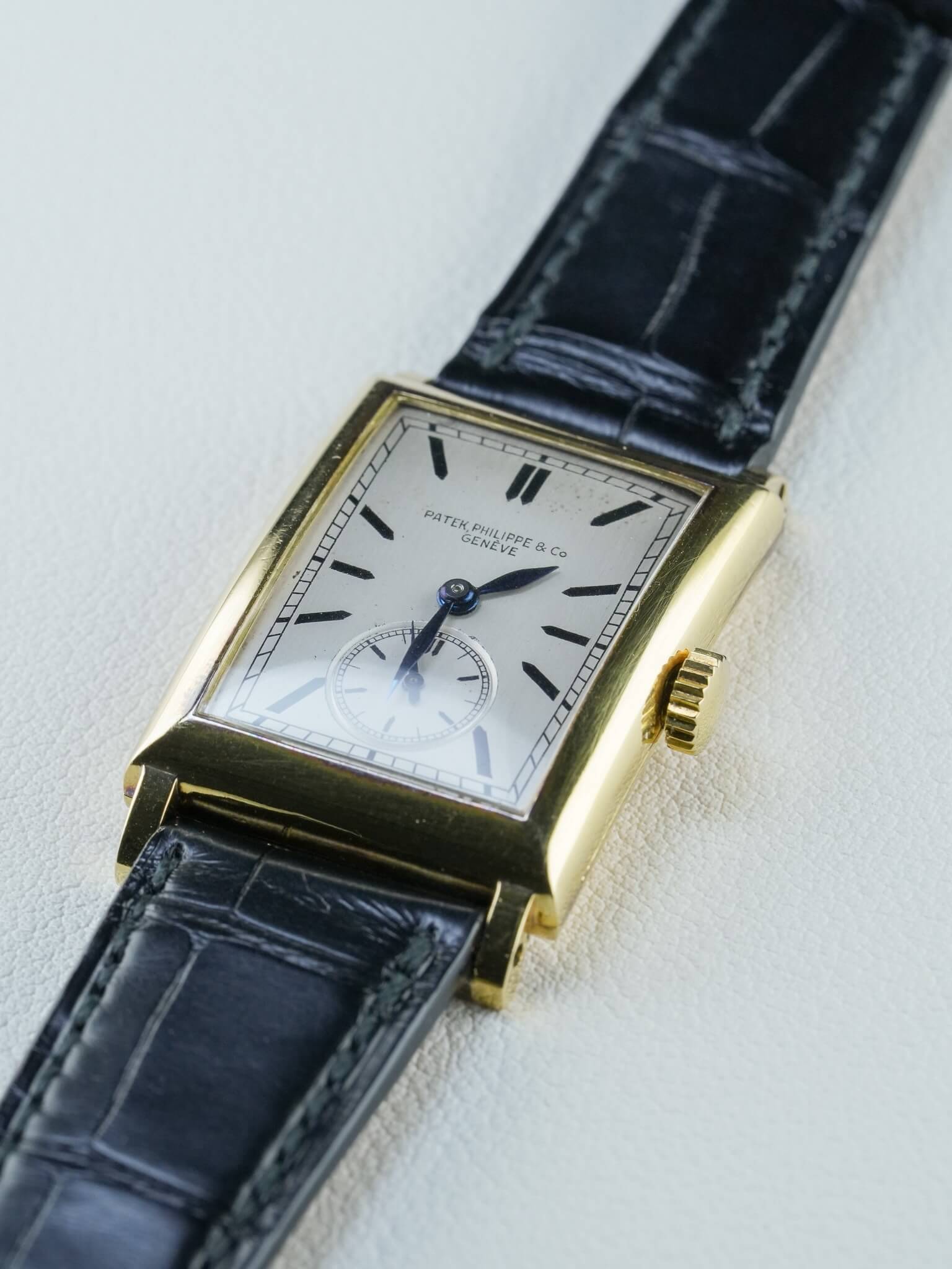 Side view of Petak Philippe Square Enamel indexes